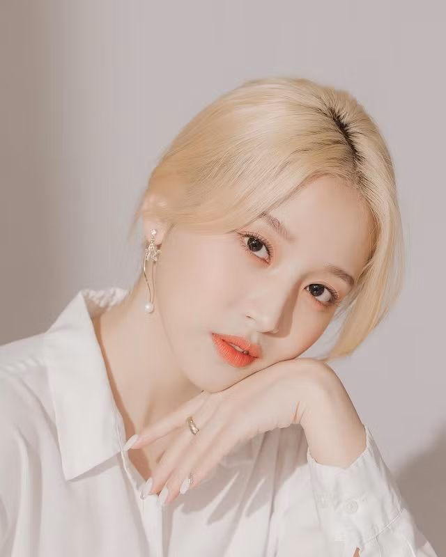 Cô trở thành người mẫu cho một số thương hiệu thời trang, xuất hiện trên tạp chí của giới trẻ.