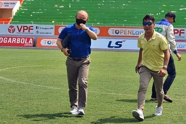 Tuyen Viet Nam chot ‘quan xanh’ giao huu truoc khi di UAE