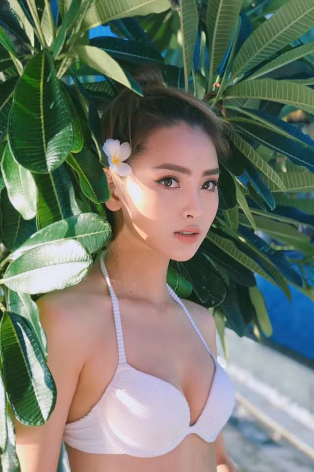 Huyền Trang sở hữu nhan sắc xinh đẹp, lối dẫn dắt duyên dáng và còn có giọng hát vô cùng ngọt ngào.