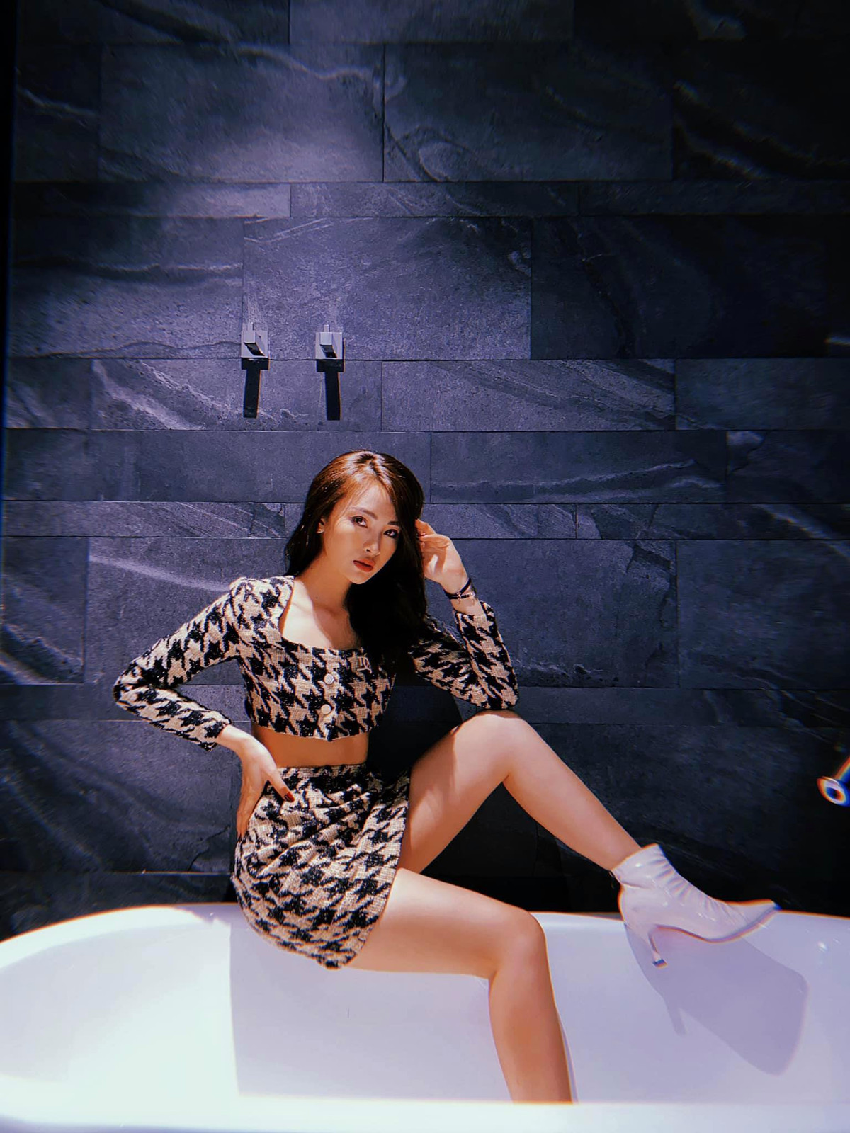 Mù Tạt từng khiến người hâm mộ choáng váng khi tiết lộ được mời đi ăn tối với giá 18.000 USD (gần 420 triệu đồng). Câu chuyện này nhanh chóng trở thành chủ đề hot trên MXH trong một thời gian.