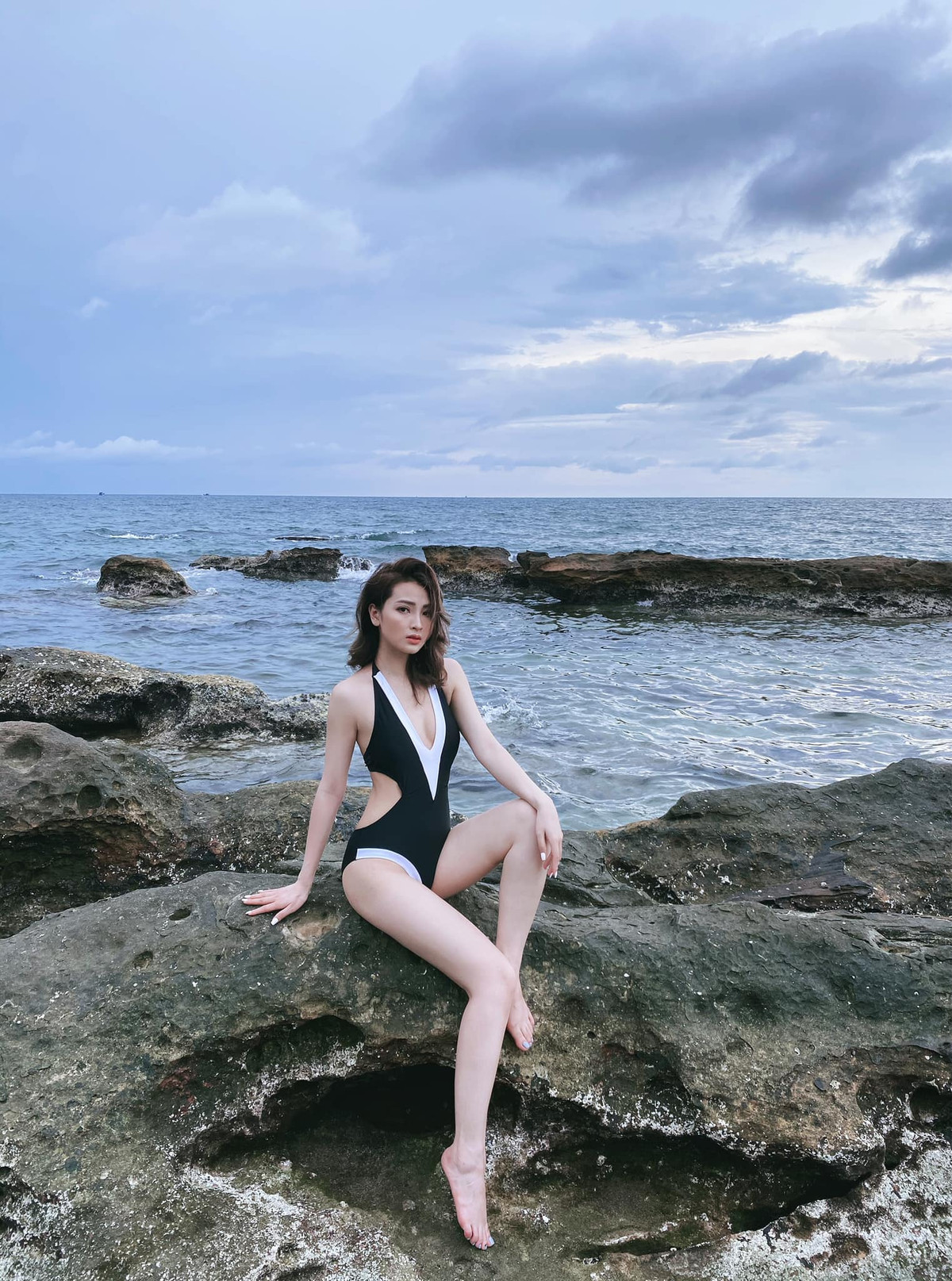 Gia nhập "đường đua" chào hè cùng nhiều hot girl đình đám khác, nữ MC VTV mới đây cũng tung ra loạt hình ảnh diện bikini tạo dáng trên mõm đá cực nóng bỏng.