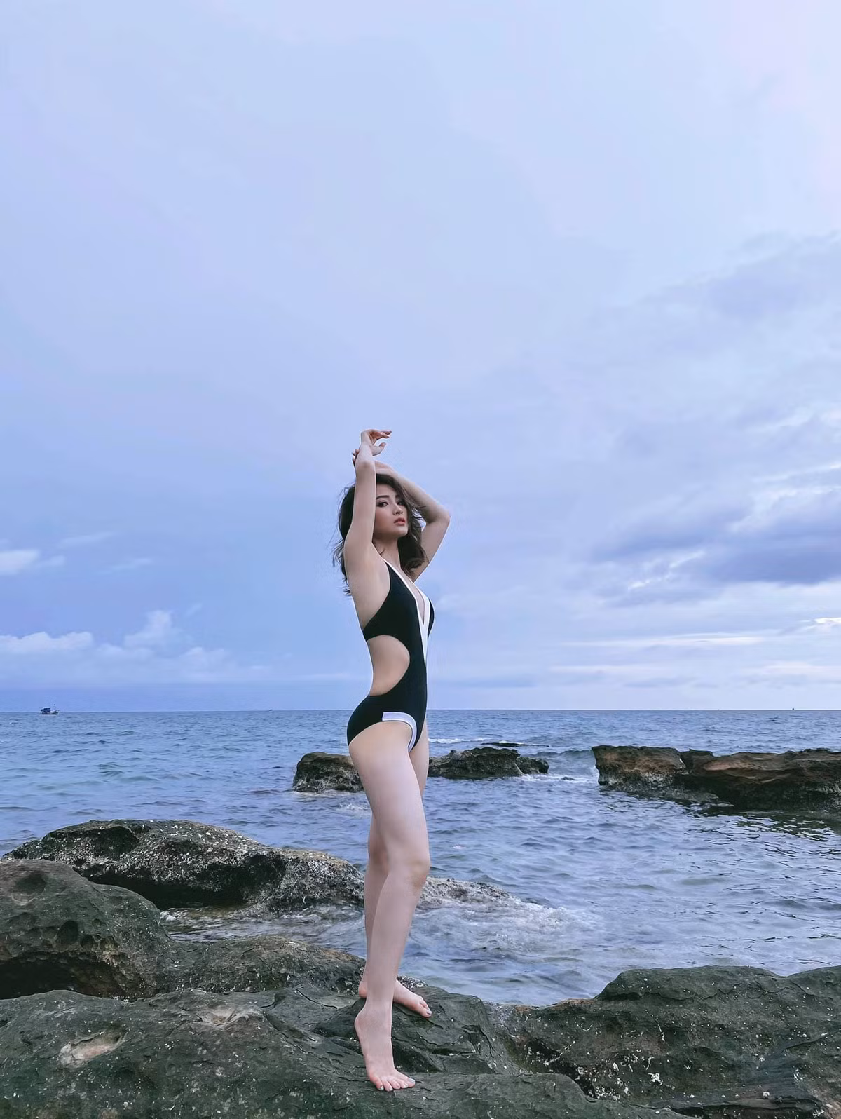 Vốn dĩ đã sở hữu đường cong hút mắt, thân hình thon gọn nên mỗi lần diện bikini check - in MC Mù Tạt nhanh chóng tỏa sáng cả một khung hình.