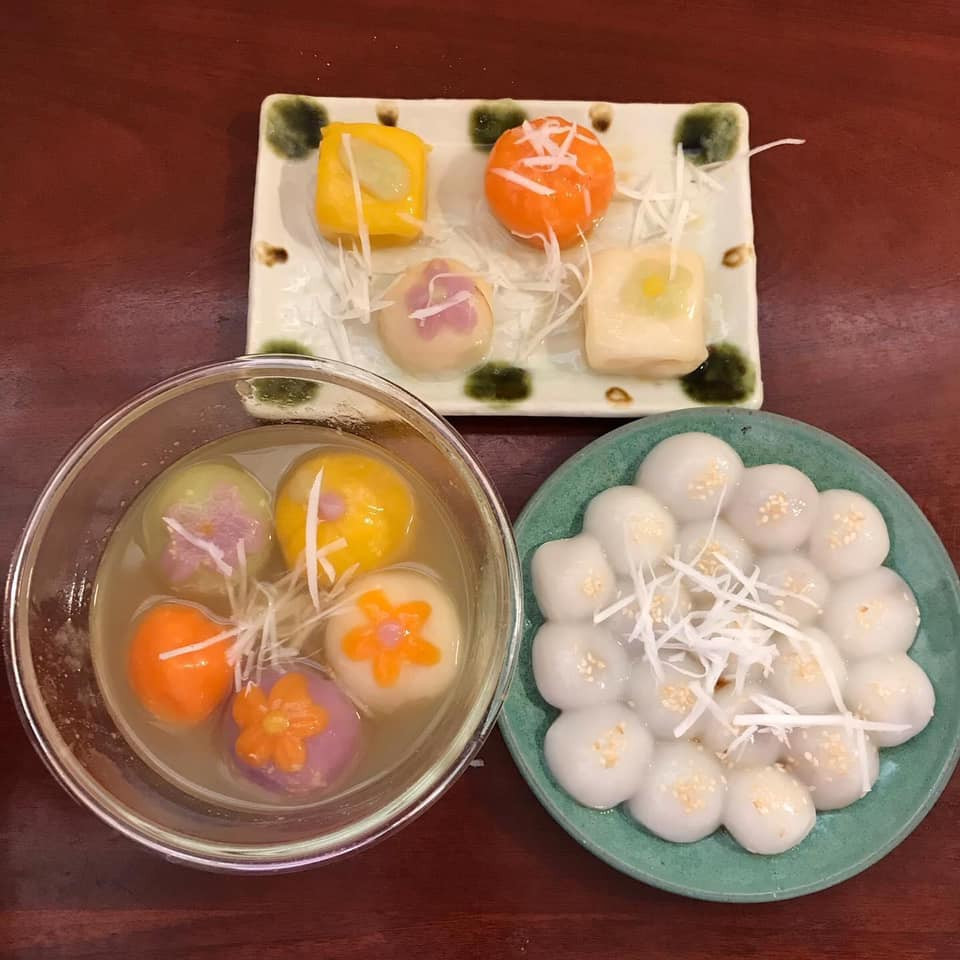 Mặc dù những chiếc bánh có màu sắc rất bắt mắt nhưng chúng đều được làm từ những nguyên liệu tự nhiên, rất an toàn. Ảnh: Lê Thu Hương