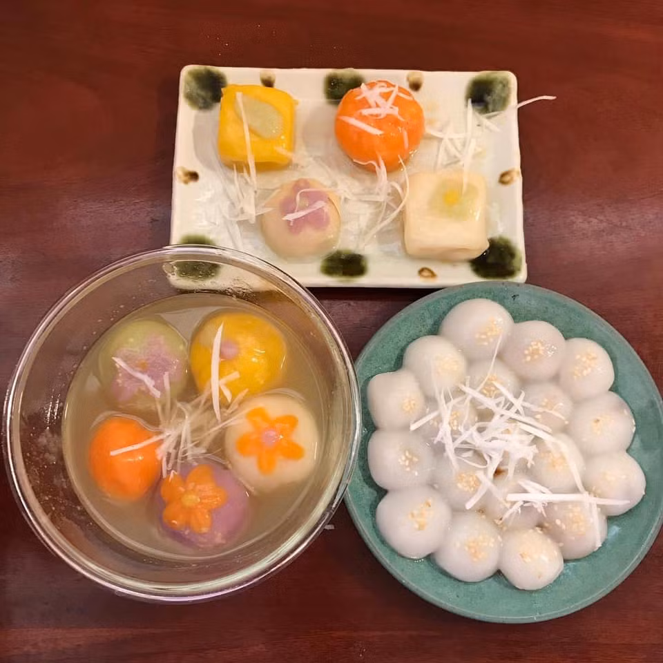 Mặc dù những chiếc bánh có màu sắc rất bắt mắt nhưng chúng đều được làm từ những nguyên liệu tự nhiên, rất an toàn. Ảnh: Lê Thu Hương