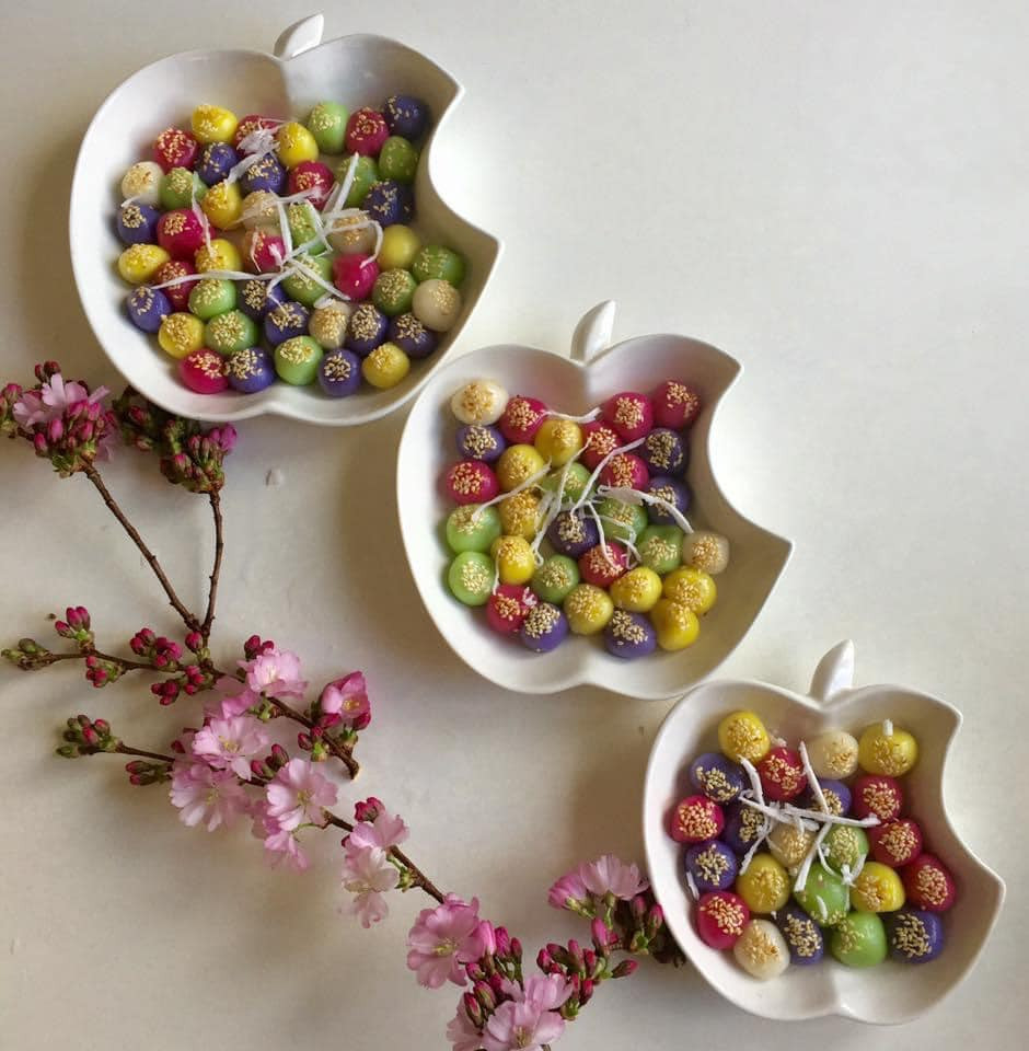 Đây một món dễ thực hiện với những nguyên liệu đơn giản như bột, đường phèn và vừng (mè). Tuy vậy cũng cần đến bàn tay khéo léo của người làm để cho ra lò những viên bánh tròn trịa, đều đặn. Ảnh: Vũ Thị Thu Trang