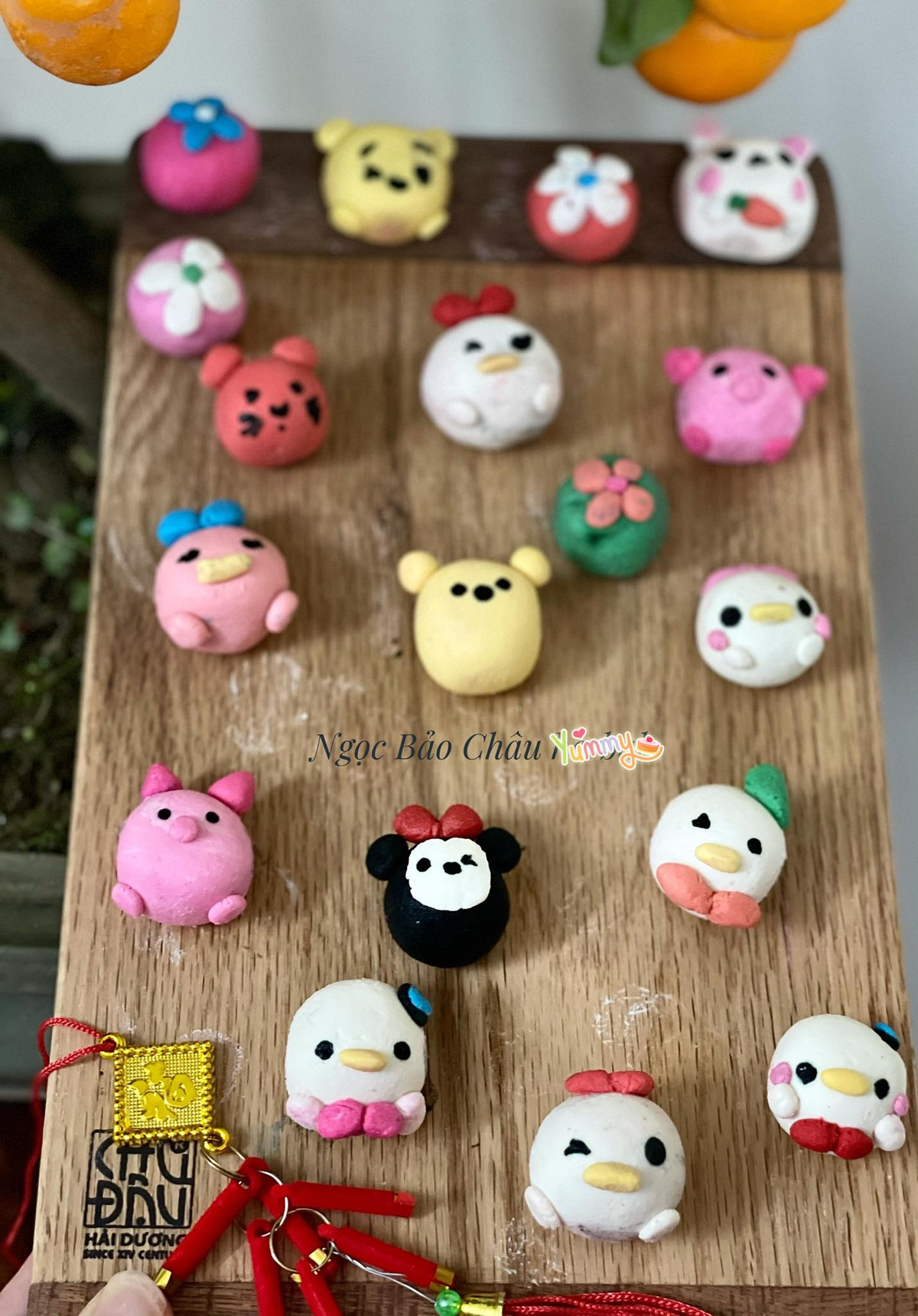 Một bà mẹ đảm đã tự tay thêm thắt nhiều chi tiết ngộ nghĩnh lên những viên bánh tròn trịa để phục vụ các bạn nhỏ. Ảnh: Kim Ngoc Dang