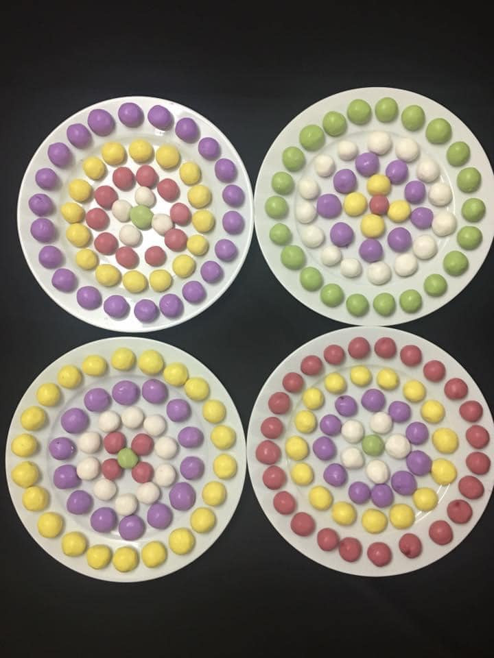 Tất cả màu sắc của bánh đều được các chị em làm từ tự nhiên như gấc, lá dứa, củ dền đỏ, hạt dành dành,...nên vừa đẹp mắt lại an toàn. Ảnh: Vũ Thị Thu Trang