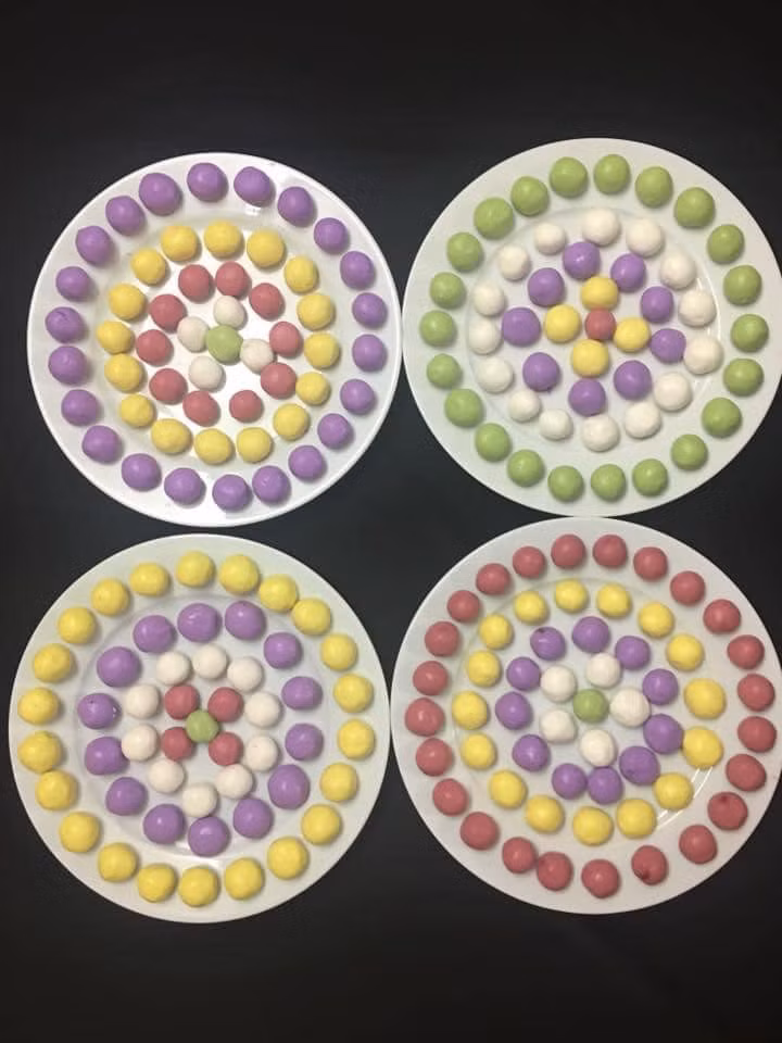 Tất cả màu sắc của bánh đều được các chị em làm từ tự nhiên như gấc, lá dứa, củ dền đỏ, hạt dành dành,...nên vừa đẹp mắt lại an toàn. Ảnh: Vũ Thị Thu Trang