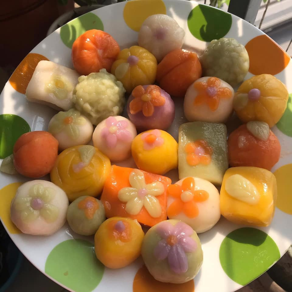 Cứ vào ngày này, chị em nội trợ lại nhộn nhịp khoe những mâm bánh trôi, bánh chay mà mình tự tay chuẩn bị cho gia đình. Ảnh: Lê Thu Hương