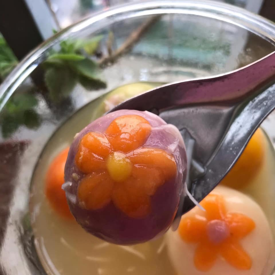 Nhiều mẹ chia sẻ, mặc dù gia đình ăn rất ít nhưng vẫn mua bột về làm bánh, chủ yếu để các con hiểu về một ngày lễ truyền thống của dân tộc. Ảnh: Lê Thu Hương