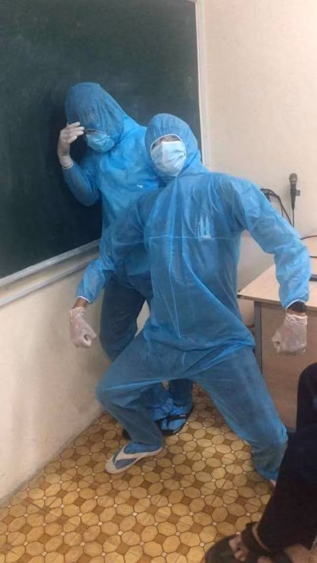 Khi nhìn thấy những hình ảnh như vậy, nhiều dân mạng không khỏi bật cười, đồng thời họ vẫn hết sức ủng hộ trước tinh thần chống dịch cao độ như thế này dù bất cứ nơi đâu.