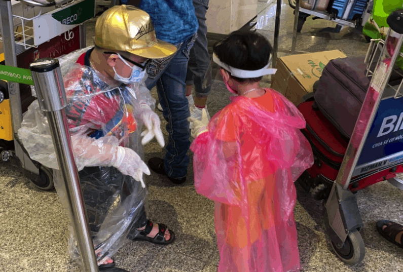 Hình ảnh diện “full” đồ bảo hộ của cô gái nhanh chóng được chia sẻ khắp nơi trên mạng xã hội.