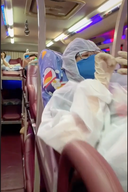  Dịch COVID-19 đang bùng phát trở lại ở một số nơi khiến mọi người đều nâng cao cảnh giác, tăng cường các biện pháp phòng dịch để bảo vệ bản thân. Và mới đây, một trường hợp như thế đã gây chú ý trên mạng xã hội, khiến cư dân mạng bất ngờ vì sự cẩn trọng của cô gái này.