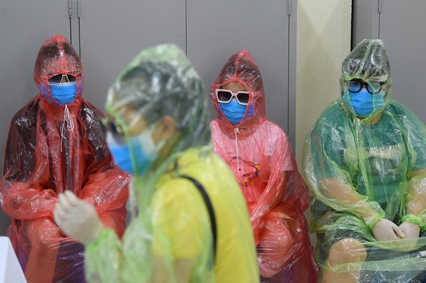 Hình ảnh gia đình bốn mẹ con mặc “full giáp” kín mít từ đầu tới chân đến test nhanh COVID-19 tại một địa điểm ở Hà Nội từng gây chú ý cộng đồng mạng.