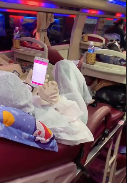 Theo đó, trên TikTok xuất hiện đoạn clip ghi lại cảnh một cô gái đi xe khách, trên người mặc đồ bảo hộ kín mít, đeo khẩu trang và găng tay rất cẩn thận.