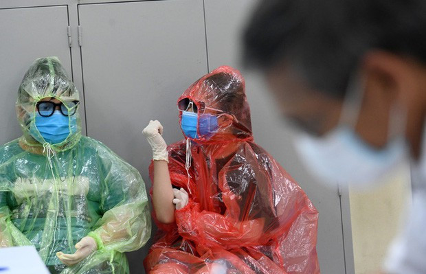 Gia đình 4 thành viên này trang bị rất đầy đủ đồ bảo hộ như khẩu trang, áo mưa giấy, găng tay y tế và cả kính mắt. Ảnh: Tổng hợp