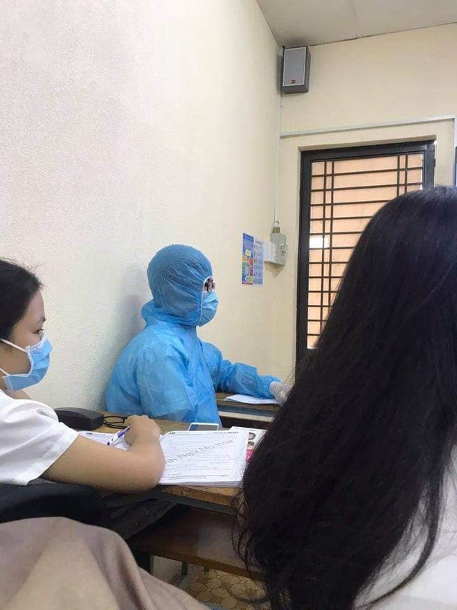 Theo chia sẻ, ban đầu những sinh viên khác của trường còn nhầm tưởng đây là nhân viên y tế đến phun khử trùng trường học.