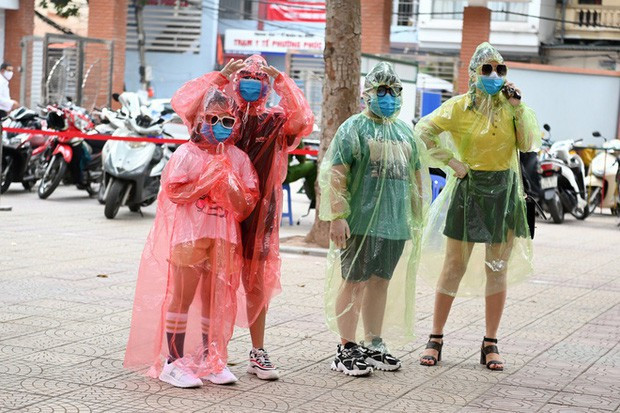 Thực tế trong những ngày đại dịch bùng phát, hình ảnh người dân mặc đồ bảo hộ y tế kín mít ra đường không còn xa lạ nữa.