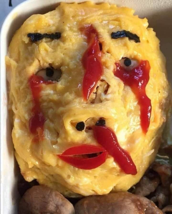 Những hộp cơm Bento là nghệ thuật tạo hình cho cơm hộp ở Nhật Bản. Đây được xem là một truyền thống tốt đẹp của xứ sở hoa anh đào khi mà những người mẹ, người vợ nấu ăn cho chồng con.