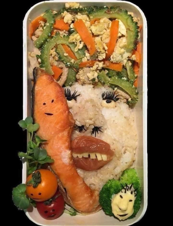 Mọi người cho rằng để làm được những hộp cơm này chắc hẳn người làm phải là người có trí tưởng tượng rất phong phú, đặc biệt cũng phải khéo tay.