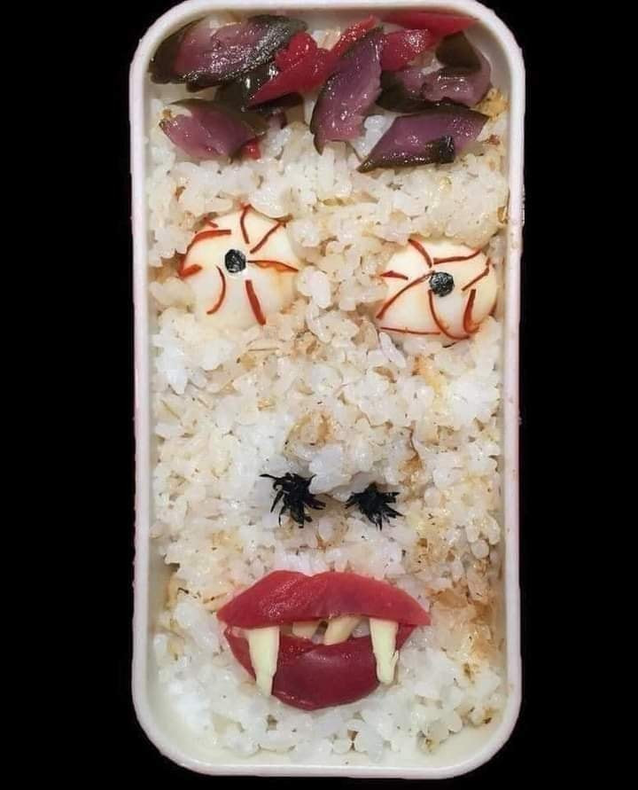 Hộp cơm Bento phiên bản Haloween ám ảnh người xem. Nếu được người yêu hay vợ làm cho một hộp cơm thế này, hãy nghĩ kỹ xem dạo này bạn có đắc tội gì với nàng không nhé.