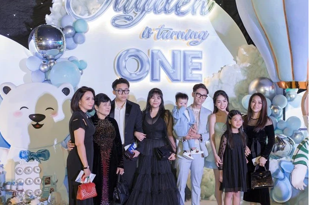 Vào ngày 24/3 vừa, Phương Thuý cũng có mặt ở sinh nhật cháu ngoại là Jayden Nguyễn - con trai Joyce Phạm. Tại đây, chị gây ấn tượng với nhan sắc trẻ trung, vóc dáng thon gọn.