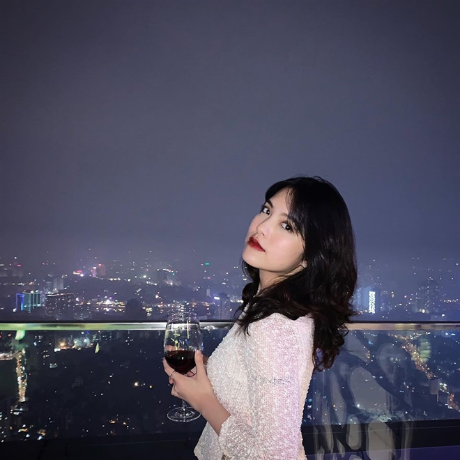 Gu thời trang trẻ trung, gương mặt xinh đẹp chính là lợi thế giúp cô nàng thu hút nhiều lượt theo dõi trên kênh Youtube. Ảnh: Tổng hợp