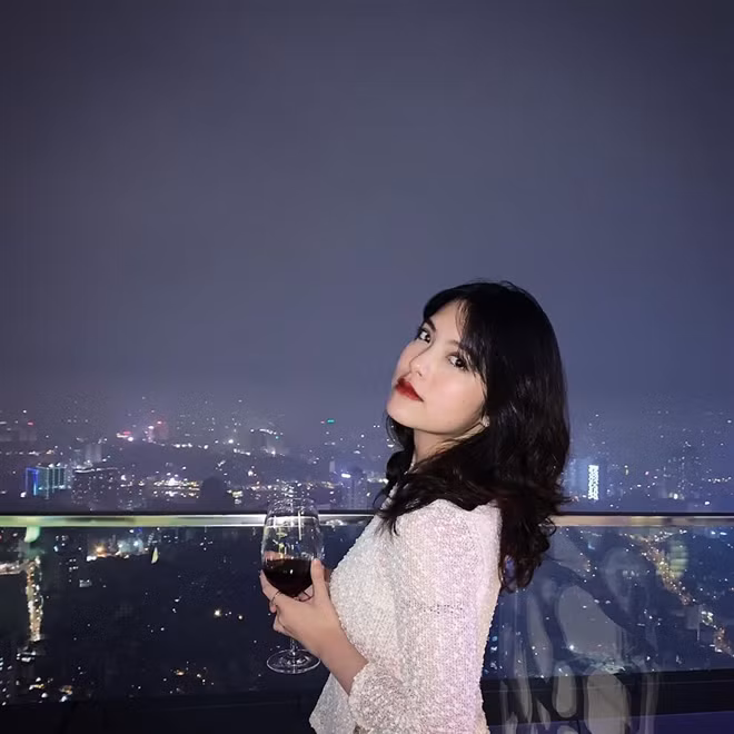 Gu thời trang trẻ trung, gương mặt xinh đẹp chính là lợi thế giúp cô nàng thu hút nhiều lượt theo dõi trên kênh Youtube. Ảnh: Tổng hợp