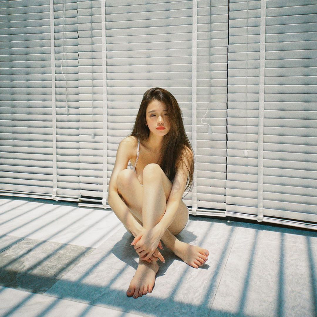 Nhiều người cho rằng Linh Ka đang quảng cáo sản phẩm tăng vòng 1, vì trong mỗi bức ảnh tạo dáng, nàng hot girl còn cố tình để vòng 1 lấp ló.