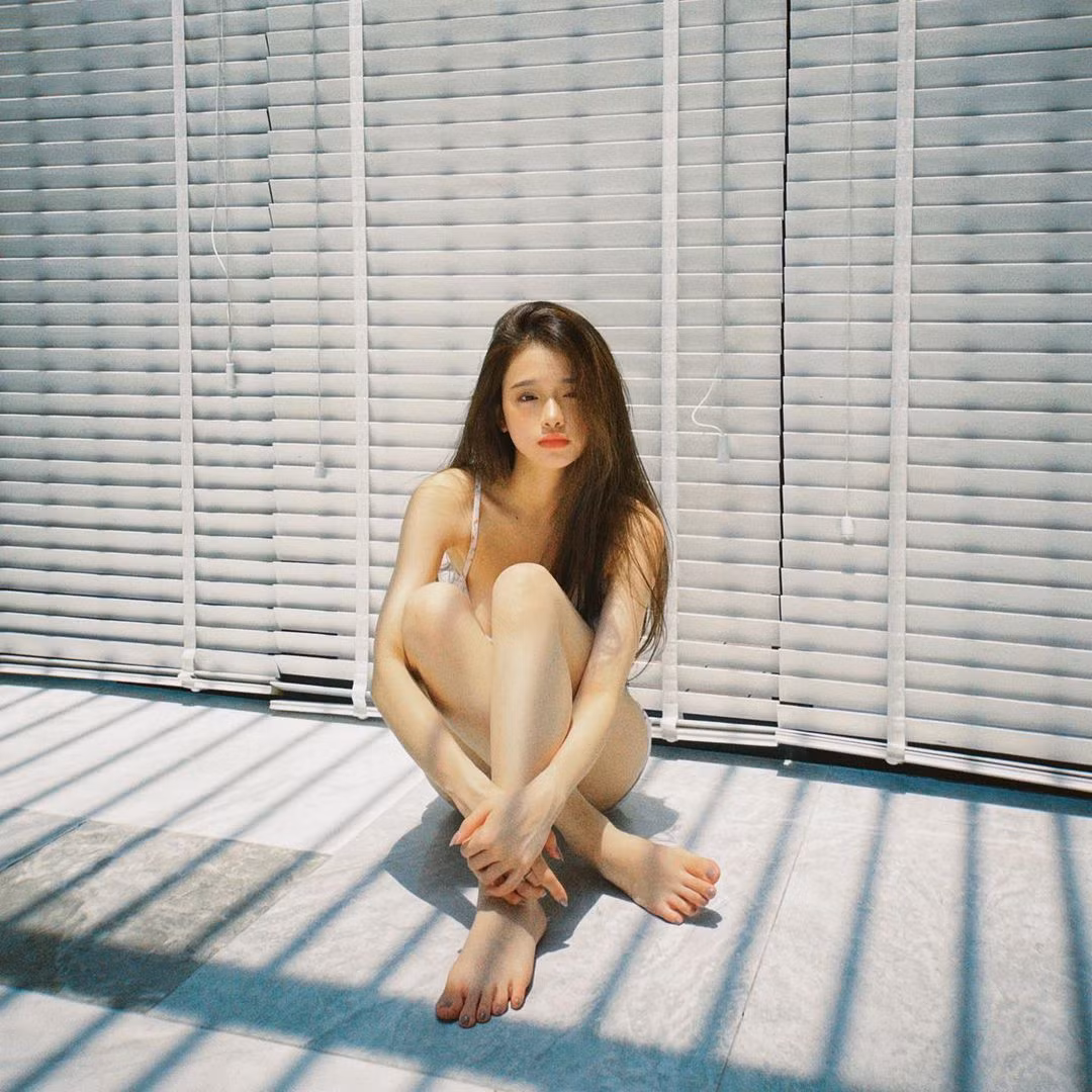 Nhiều người cho rằng Linh Ka đang quảng cáo sản phẩm tăng vòng 1, vì trong mỗi bức ảnh tạo dáng, nàng hot girl còn cố tình để vòng 1 lấp ló.