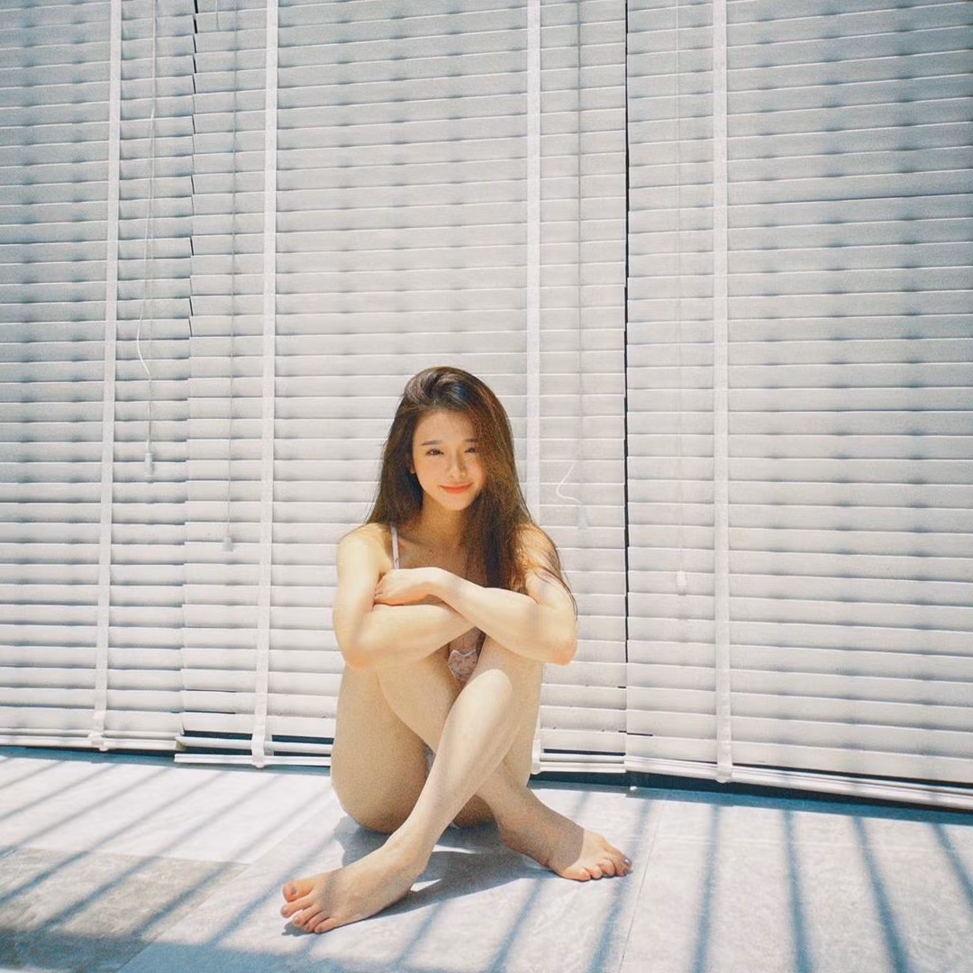 Không thể phủ nhận rằng cô nàng đang ngày một xinh ra, nhưng sự phát triển quá nhanh của vòng 1 đã nhiều lần khiến Linh Ka dính vào nghi vấn dao kéo, độn…