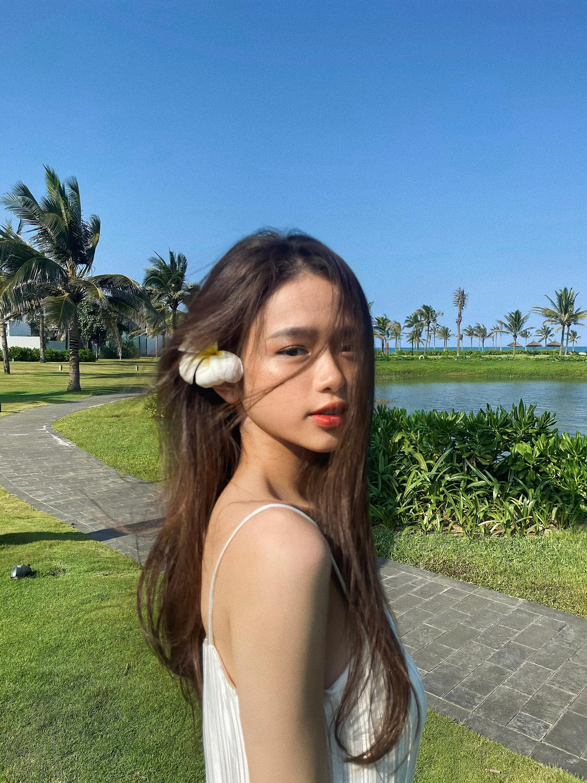 Nhiều hình ảnh của hot girl sinh năm 2002 mặc dù không quá hở hang nhưng trang phục của cô nàng khiến người nhìn cảm thấy không mấy thiện cảm bởi không phù hợp.