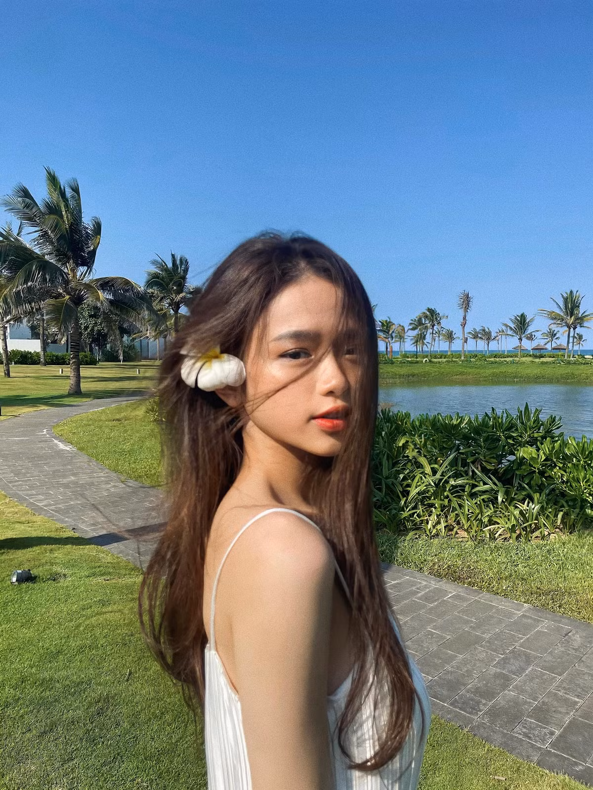 Nhiều hình ảnh của hot girl sinh năm 2002 mặc dù không quá hở hang nhưng trang phục của cô nàng khiến người nhìn cảm thấy không mấy thiện cảm bởi không phù hợp.