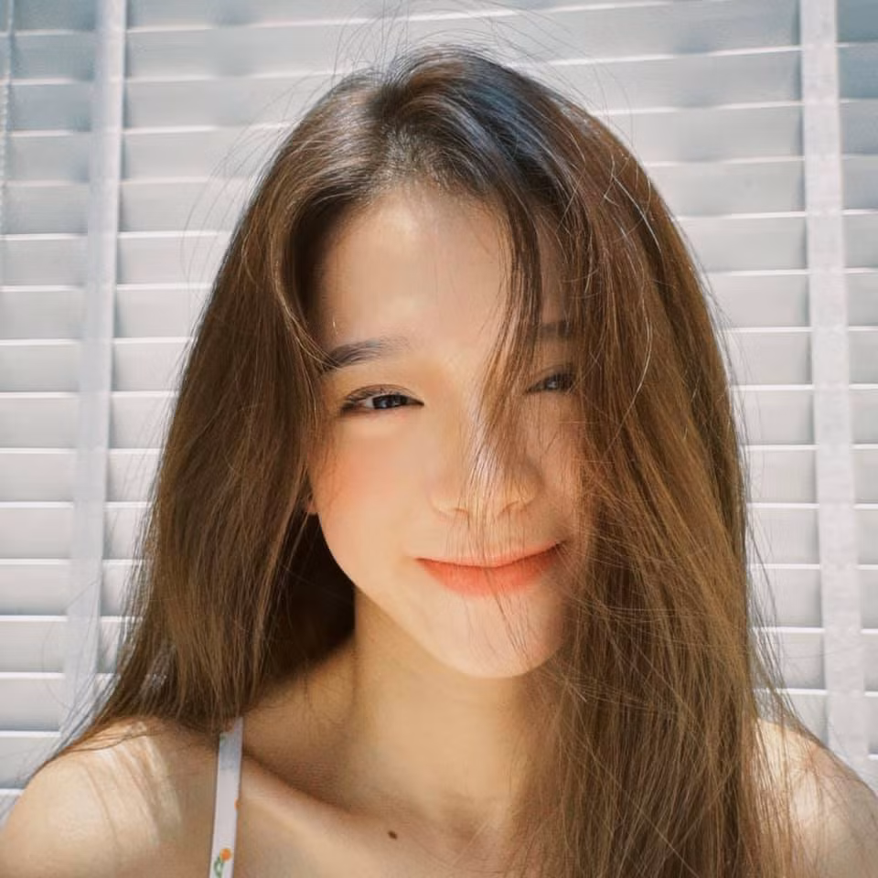 Trên trang cá nhân, hot girl Linh Ka có đăng tải hình ảnh mới thu hút sự chú ý của mọi người. Cô nàng cho thấy thân hình đang dần "trổ mã" ở tuổi 19, hút mắt, diện mạo xinh đẹp, vóc dáng mảnh mai.