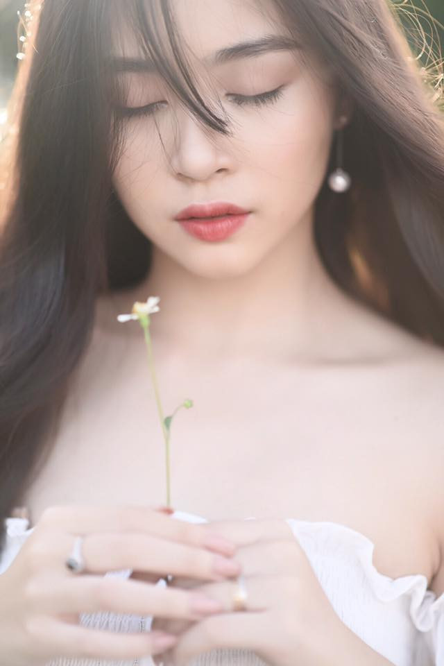 Nhờ có vóc dáng nuột nà, tiểu thư trường RMIT thường xuyên khoe gu ăn mặc cực sang chảnh, gợi cảm trên trang cá nhân.