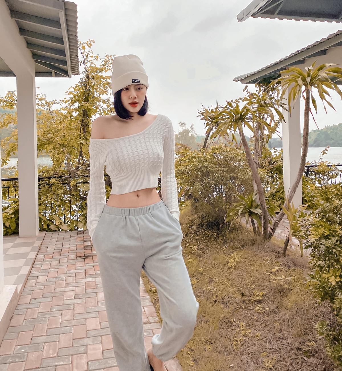 Người đẹp này hoạt động trong nhiều lĩnh vực nghệ thuật như: diễn viên, ca hát, mẫu ảnh...