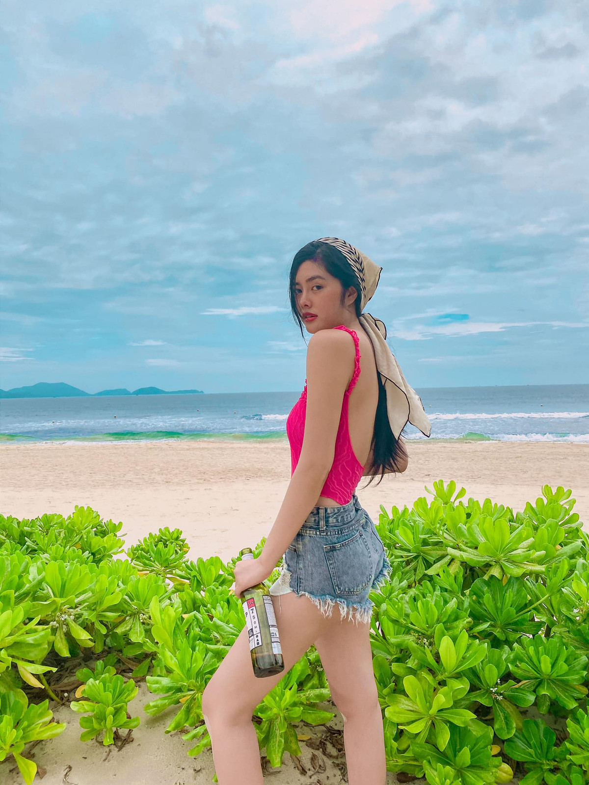 Cô đã đăng quang ngôi hoa hậu Châu Á tại Úc năm 2016. Cũng từ đây, mỹ nhân chân dài được rất nhiều người quan tâm trên các trang mạng xã hội.