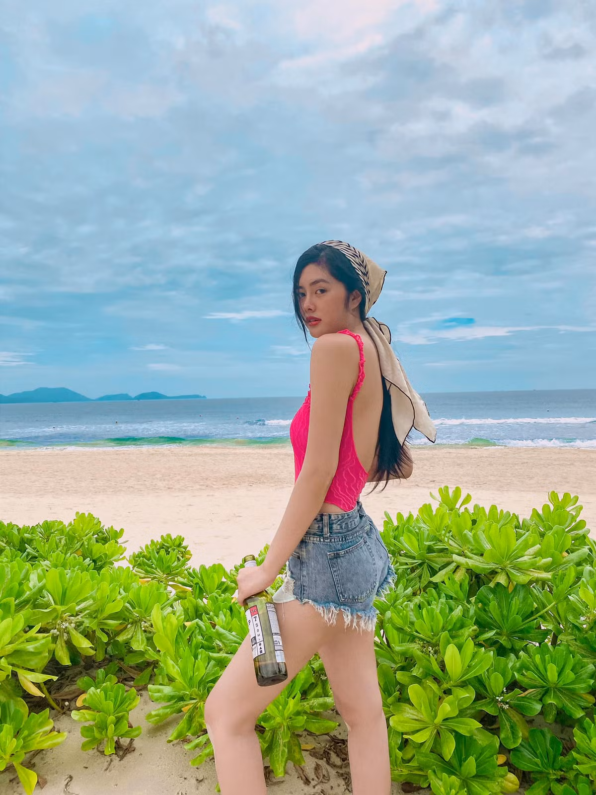 Cô đã đăng quang ngôi hoa hậu Châu Á tại Úc năm 2016. Cũng từ đây, mỹ nhân chân dài được rất nhiều người quan tâm trên các trang mạng xã hội.