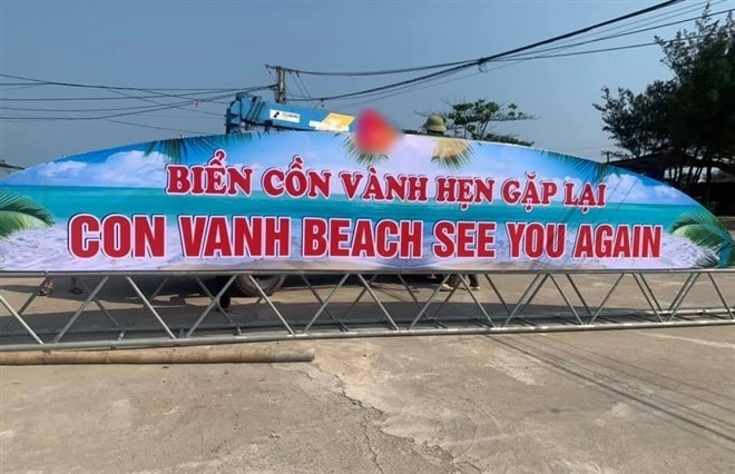 Được biết, tấm biển này đã được sửa lại và in thành dòng chữ: “Con Vanh beach see you again”, được đơn vị thi công lắp đặt lại. Ảnh: Facebook