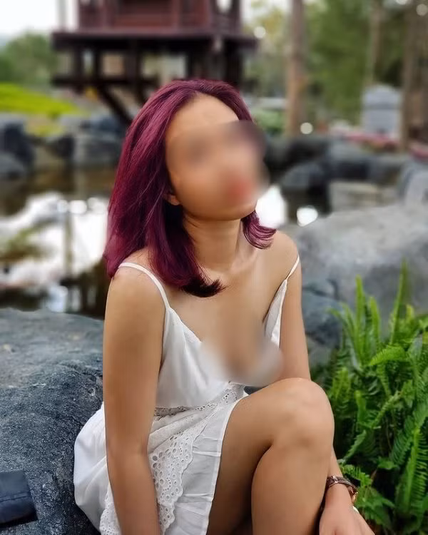 Trước đó, người phụ nữ lộ ngực trần từng gây ra nhiều tranh cãi với những phát ngôn trên MXH như "Càng nói thì càng làm", kèm theo bức ảnh không mặc nội y như thường lệ.