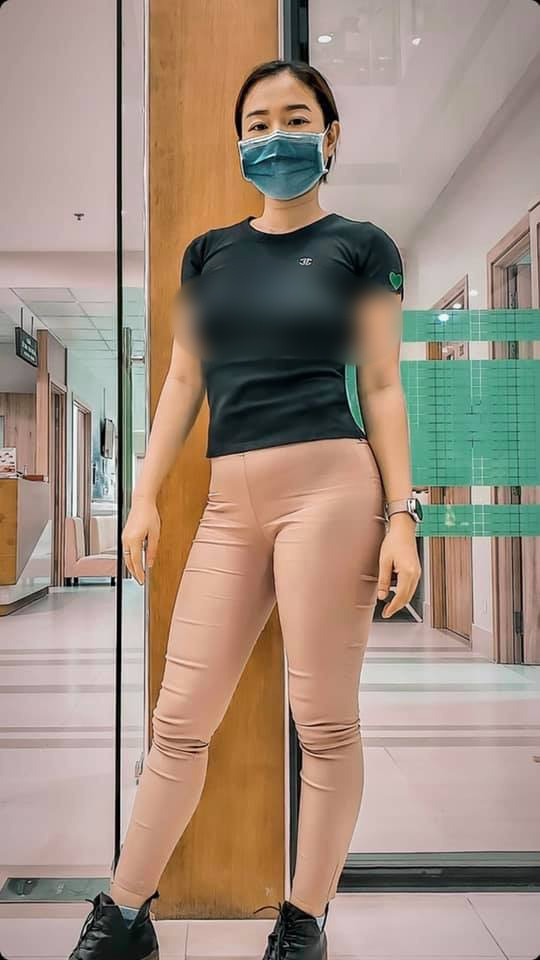 Mặc dù bị các thành viên trên mạng xã hội chỉ trích gay gắt nhưng dường như người phụ nữ "thả rông" vòng 1 này không mảy may quan tâm đến những bình luận và tiếp tục với những trang phục hở hang.