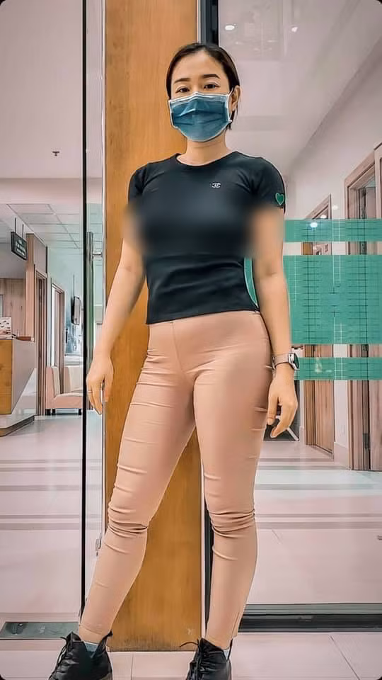 Mặc dù bị các thành viên trên mạng xã hội chỉ trích gay gắt nhưng dường như người phụ nữ "thả rông" vòng 1 này không mảy may quan tâm đến những bình luận và tiếp tục với những trang phục hở hang.