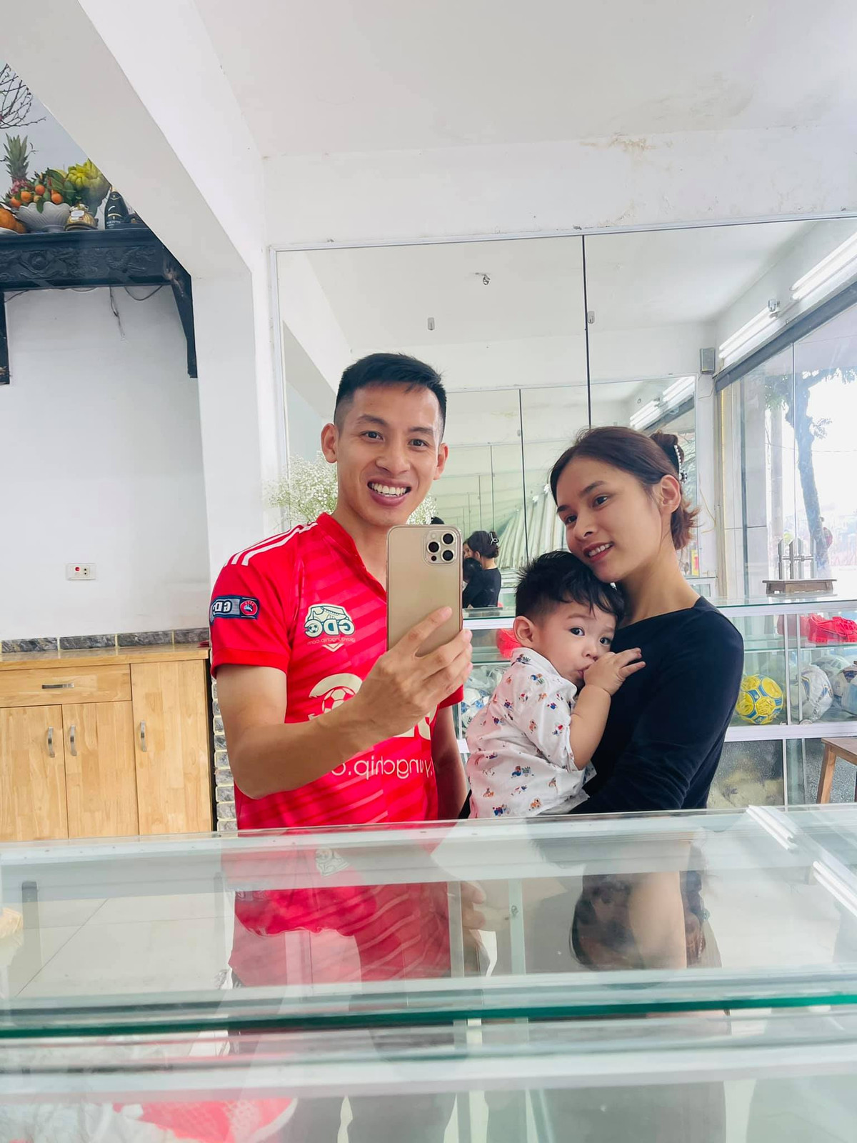 Sau khi về chung nhà, Hùng Dũng và Mộc Trinh đón con trai đầu lòng, đặt biệt danh là Titi.