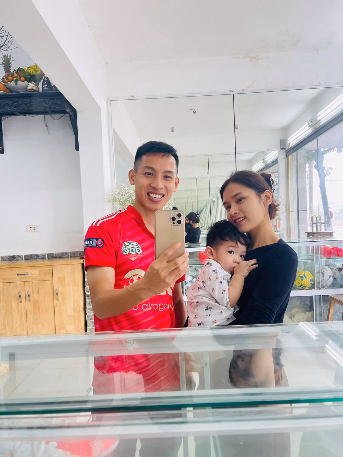 Sau khi về chung nhà, Hùng Dũng và Mộc Trinh đón con trai đầu lòng, đặt biệt danh là Titi.