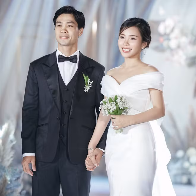 Công Phượng và Viên Minh cũng là cặp đôi làng bóng đá vô cùng kín tiếng trong chuyện tình cảm, chỉ đến khi thông tin về lễ đính hôn lộ ra thì người hâm mộ mới biết được cô gái có tên Viên Minh.