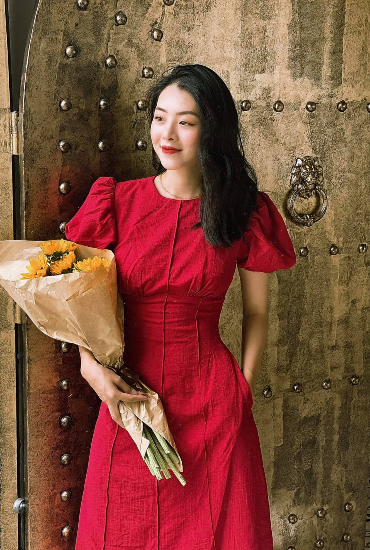 Cô nàng sở hữu một gương mặt thiện cảm, ưa nhìn, phong cách cũng biến hoá rất đa dạng.