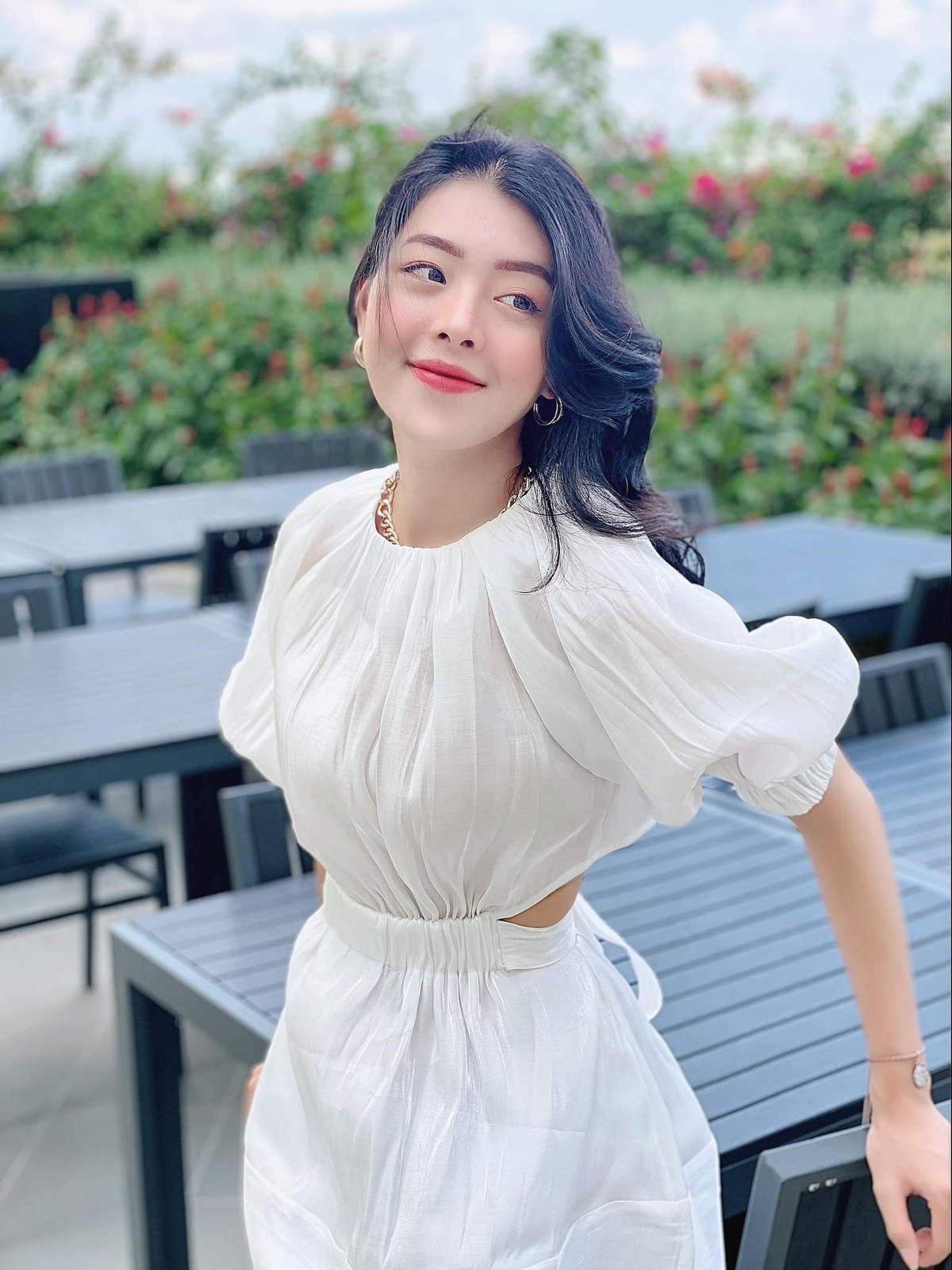 Theo thông tin được netizen tìm ra, nữ chính trong MV lần này của Sơn Tùng có tên là Nguyễn Thị Thu Hà (tên thường gọi Hy An). Cô sinh năm 1994, từng là sinh viên khoa Kinh doanh quốc tế của Đại học Hoa Sen.