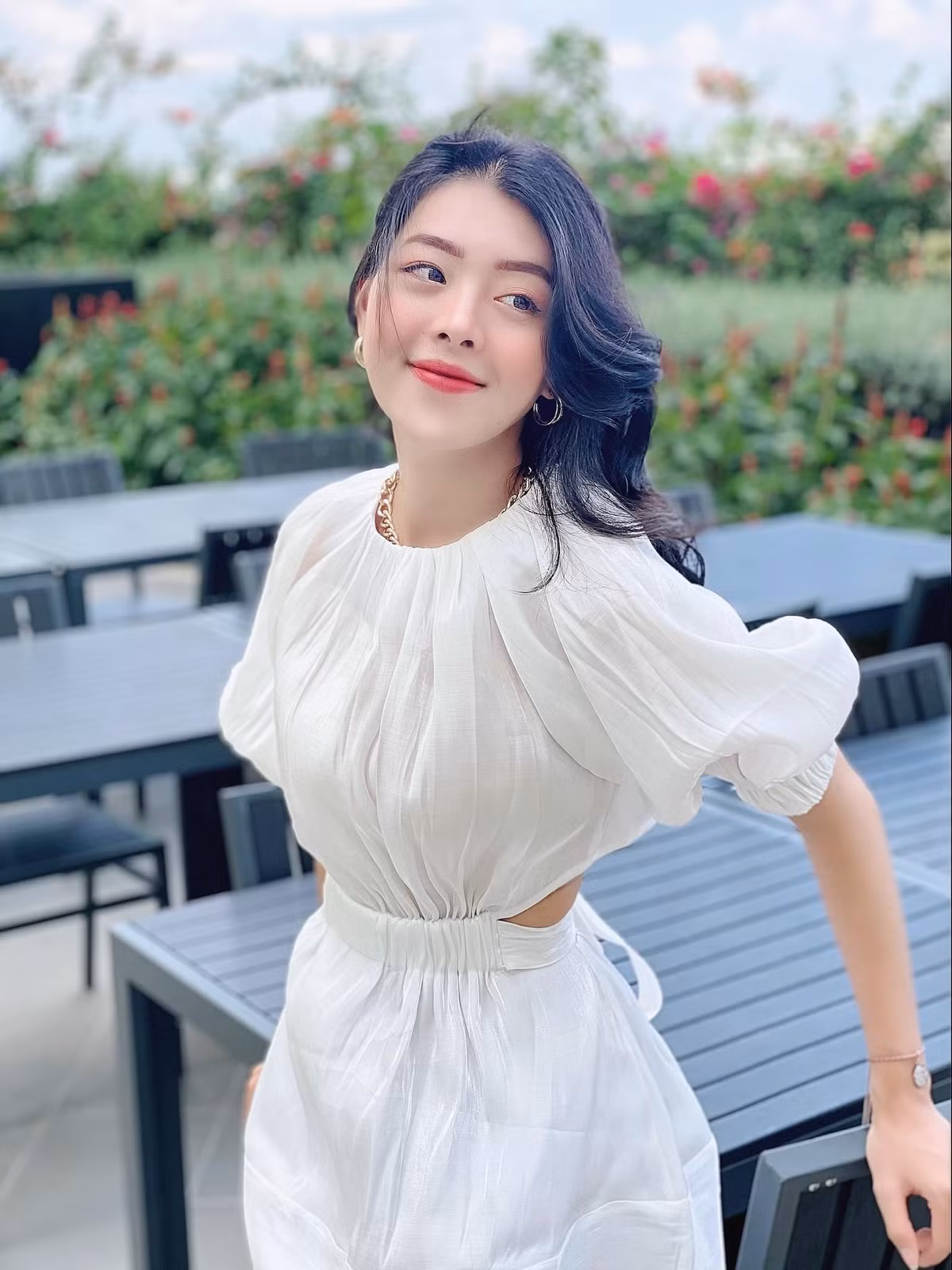 Theo thông tin được netizen tìm ra, nữ chính trong MV lần này của Sơn Tùng có tên là Nguyễn Thị Thu Hà (tên thường gọi Hy An). Cô sinh năm 1994, từng là sinh viên khoa Kinh doanh quốc tế của Đại học Hoa Sen.