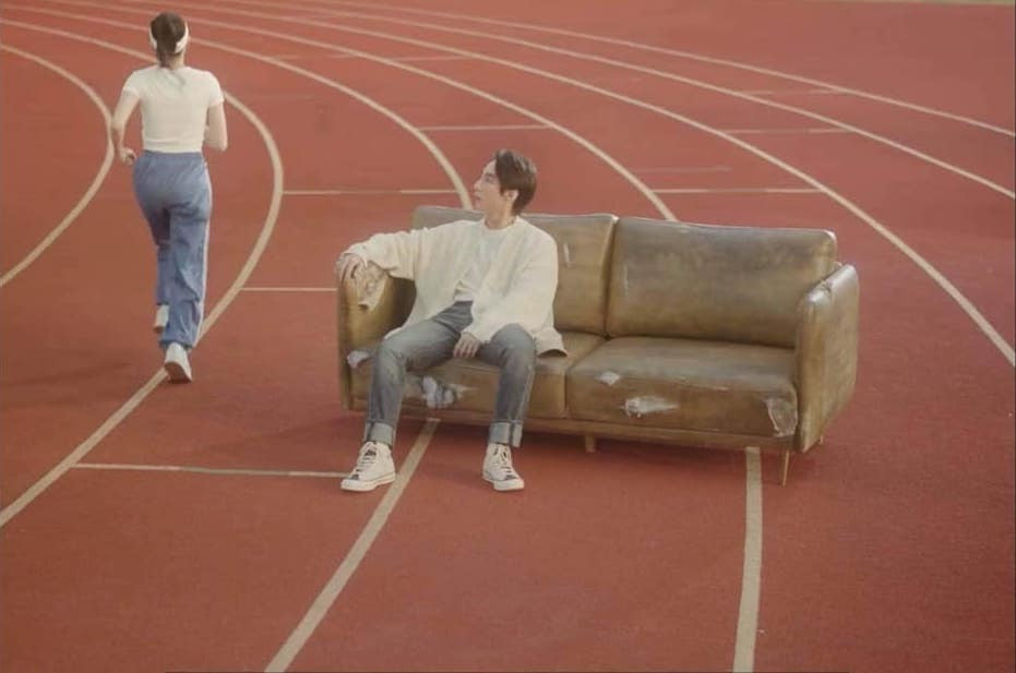 Bên cạnh những yếu tố về âm nhạc, hình ảnh,... netizen còn đặc biệt chú ý đến nhân vật nữ chính xuất hiện lấp ló, không rõ mặt trong MV này.