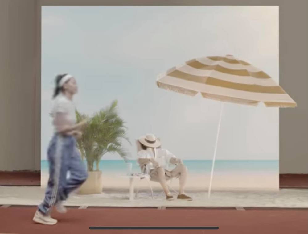 Cô gái trong "Muộn rồi mà sao còn" dù chỉ khuất mặt và chỉ lộ mỗi dáng vẻ diễn viên, thế nhưng mọi thông tin và danh chính về cô khiến cư dân mạng ai cũng tò mò.